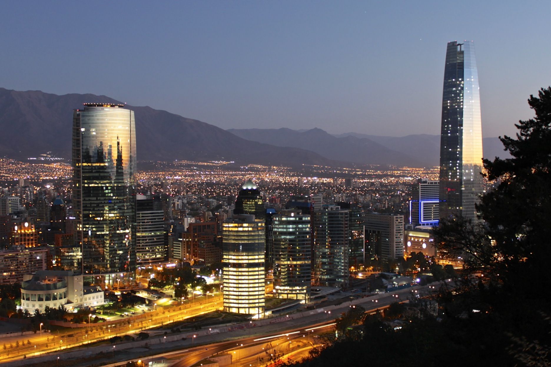Skyline de Santiago — Admin Propiedades opera en toda la Región Metropolitana
